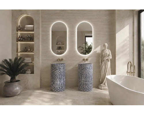 Modernes Luxusbad mit zwei gemusterten Säulenwaschbecken aus Stein, ovalen beleuchteten Spiegeln, freistehender Badewanne und goldenen Armaturen.