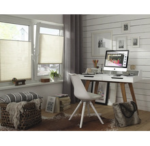 Bureau moderne et lumineux avec stores plissés translucides. Un bureau aux pieds en bois est placé devant un mur en bois.