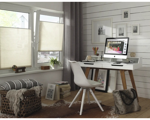 Bureau moderne et lumineux avec stores plissés translucides. Un bureau aux pieds en bois est placé devant un mur en bois.