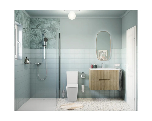 Salle de bains moderne et lumineuse avec douche à l'italienne, toilettes blanches, meuble sous-vasque en bois et miroir ovale.