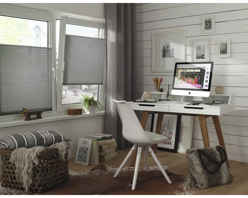 Bureau moderne avec stores plissés gris aux fenêtres, bureau blanc, sol en bois clair et décoration de style scandinave.