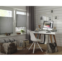 Bureau moderne avec stores plissés gris aux fenêtres, bureau blanc, sol en bois clair et décoration de style scandinave.