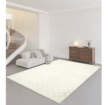 Hell-beiger Teppich mit Karomuster in einem modern eingerichteten, hellen Wohnzimmer mit weißem Sofa und Holzkommode.