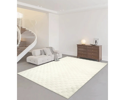 Hell-beiger Teppich mit Karomuster in einem modern eingerichteten, hellen Wohnzimmer mit weißem Sofa und Holzkommode.