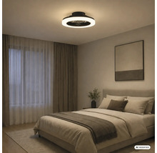 Moderner LED-Deckenventilator mit Ringlicht in einem hell eingerichteten Schlafzimmer mit Doppelbett und Vorhängen.