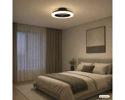 Moderner LED-Deckenventilator mit Ringlicht in einem hell eingerichteten Schlafzimmer mit Doppelbett und Vorhängen.
