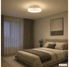 Modernes Schlafzimmer mit runder LED-Deckenventilator-Leuchte, Doppelbett in Erdtönen, Vorhängen und einem abstrakten Wandbild.