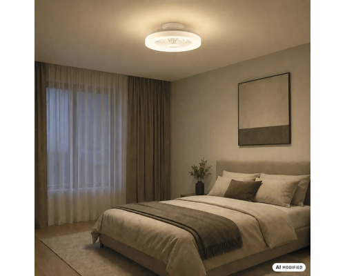 Modernes Schlafzimmer mit runder LED-Deckenventilator-Leuchte, Doppelbett in Erdtönen, Vorhängen und einem abstrakten Wandbild.