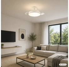Modernes helles Wohnzimmer mit weißem Deckenventilator mit LED über einem beigen Sofa und einem Couchtisch aus Holz.