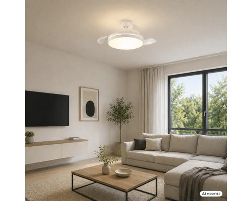 Modernes helles Wohnzimmer mit weißem Deckenventilator mit LED über einem beigen Sofa und einem Couchtisch aus Holz.