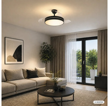 Modernes Wohnzimmer mit schwarzem Deckenventilator inklusive LED-Licht und ausfahrbaren Flügeln, hellem Sofa, Couchtisch und Balkonzugang.
