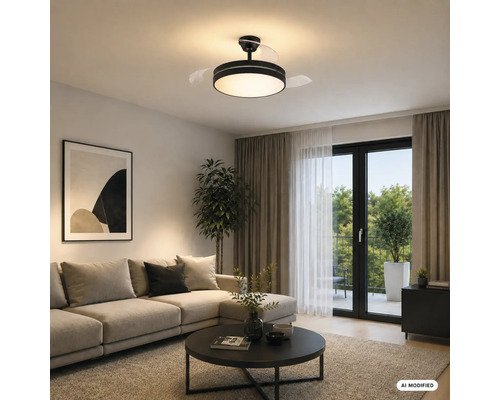 Modernes Wohnzimmer mit schwarzem Deckenventilator inklusive LED-Licht und ausfahrbaren Flügeln, hellem Sofa, Couchtisch und Balkonzugang.
