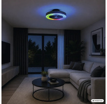 Moderner Wohnbereich bei Nacht mit einem Deckenventilator mit LED-Beleuchtung und RGB-Farbwechsel-Effekt.