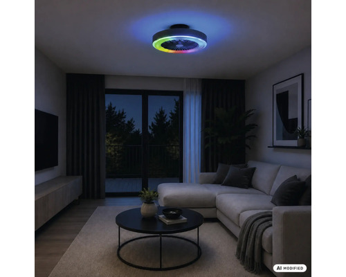 Moderner Wohnbereich bei Nacht mit einem Deckenventilator mit LED-Beleuchtung und RGB-Farbwechsel-Effekt.