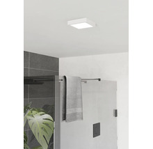 Quadratische LED-Deckenleuchte im modernen Badezimmer über einer Glasdusche mit schwarzen Beschlägen und dunkelgrauen Wandfliesen.