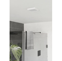 Modernes Badezimmer mit quadratischer Deckenleuchte, Glasduschwand mit schwarzen Beschlägen, grauem Handtuch und dunklen Wandfliesen.