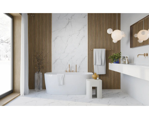 Salle de bain moderne avec baignoire en îlot, panneaux muraux en bois, mur effet marbre et robinetterie dorée.