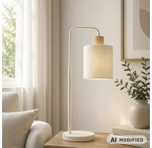 Moderne Tischleuchte mit strukturiertem Textilschirm, gebogenem Metallständer und Holzdetail auf einem Beistelltisch im Wohnzimmer.
