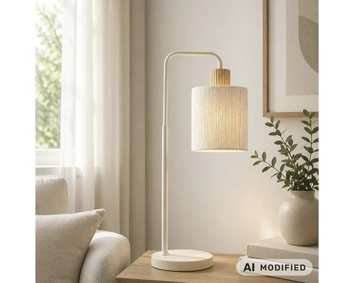 Moderne Tischleuchte mit strukturiertem Textilschirm, gebogenem Metallständer und Holzdetail auf einem Beistelltisch im Wohnzimmer.