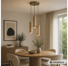 Salle à manger moderne avec une suspension en bois à trois lampes suspendue au-dessus d'une table à manger ronde en bois avec des chaises.