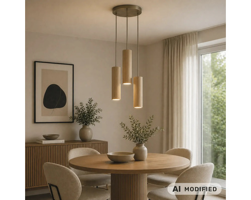 Salle à manger moderne avec une suspension en bois à trois lampes suspendue au-dessus d'une table à manger ronde en bois avec des chaises.