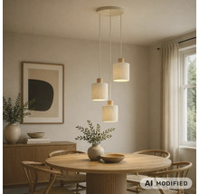 Dreiflammige Pendelleuchte über einem runden Holzesstisch in einem modern eingerichteten Esszimmer mit natürlichem Design.