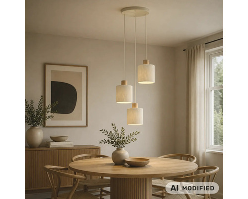 Dreiflammige Pendelleuchte über einem runden Holzesstisch in einem modern eingerichteten Esszimmer mit natürlichem Design.