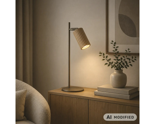 Lampe de table moderne avec abat-jour nervuré sur un meuble en bois à côté d'un vase et de livres.