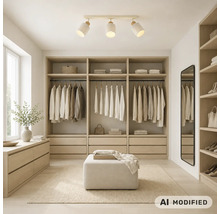 Heller, moderner begehbarer Kleiderschrank mit Holzregalsystem, Deckenstrahler, Spiegel und gepolstertem Hocker.
