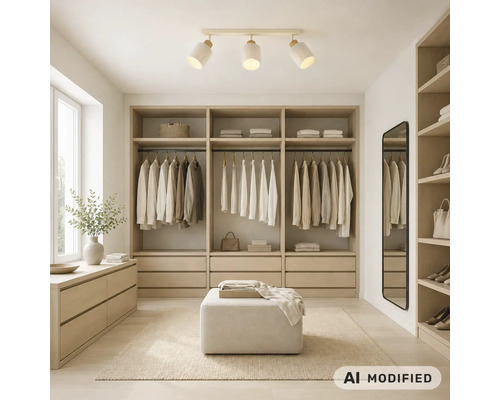 Heller, moderner begehbarer Kleiderschrank mit Holzregalsystem, Deckenstrahler, Spiegel und gepolstertem Hocker.
