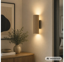 Applique murale moderne en lamelles de bois avec effet lumineux haut et bas dans un salon chaleureux.
