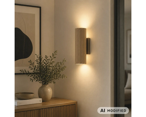 Applique murale moderne en lamelles de bois avec effet lumineux haut et bas dans un salon chaleureux.