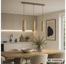 Suspension à trois lampes avec diffuseurs cylindriques en lamelles de bois au-dessus de la table dans une cuisine moderne.