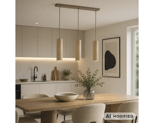 Suspension à trois lampes avec diffuseurs cylindriques en lamelles de bois au-dessus de la table dans une cuisine moderne.