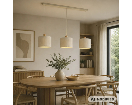 Dreiflammige Pendelleuchte mit zylindrischen Textilschirmen und Holzdetails über einem hölzernen Esstisch im Esszimmer.