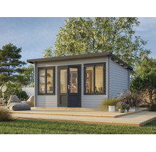 Abri de jardin moderne en bois avec toit à une pente, double porte vitrée et deux fenêtres sur une terrasse en bois dans un jardin.