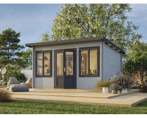 Abri de jardin moderne en bois avec toit à une pente, double porte vitrée et deux fenêtres sur une terrasse en bois dans un jardin.
