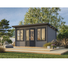 Modernes Gartenhaus aus Holz in Grau mit Pultdach, großen Glasfenstern und Doppeltür auf einer Holzterrasse in einem hellen, organisierten Garten.