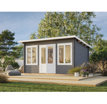 Abri de jardin moderne en bois gris avec double porte et fenêtres blanches sur une terrasse en bois dans un jardin avec arbres et pelouse.