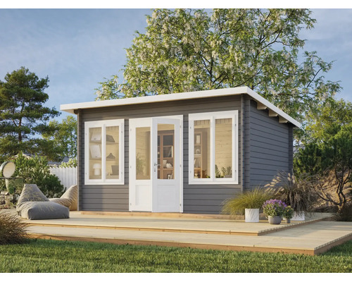 Abri de jardin moderne en bois gris avec double porte et fenêtres blanches sur une terrasse en bois dans un jardin avec arbres et pelouse.