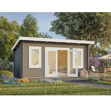 Modernes Gartenhaus aus Holz mit Flachdach, verglaster Doppeltür und Fenstern, eingerichtet als Wohnraum in einem Garten.