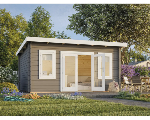 Modernes Gartenhaus aus Holz mit Flachdach, verglaster Doppeltür und Fenstern, eingerichtet als Wohnraum in einem Garten.