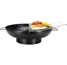 Brasero en métal avec grille de cuisson amovible, saucisses et légumes, adapté pour les grillades au charbon de bois.