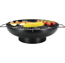 Brasero noir en métal avec grille de cuisson chromée, garni de saucisses, d'un épi de maïs et de tomates.