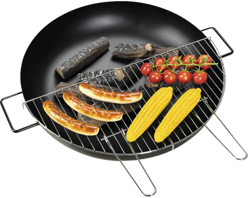 Brasero avec grille, garni d'aliments factices et de bûches décoratives.