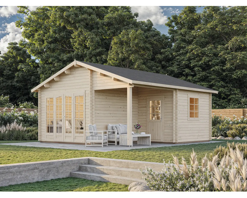 Abri de jardin en bois clair avec toit à deux pans, double porte vitrée et terrasse couverte intégrée dans un jardin.