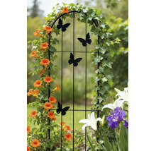 Support pour plantes grimpantes en métal noir avec motifs de papillons, orné de plantes dans un jardin.