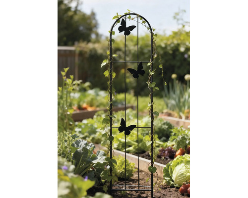 Support pour plantes grimpantes en métal noir avec motifs de papillons dans un jardin.