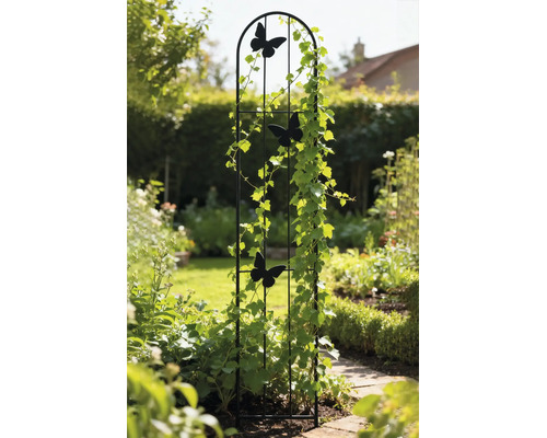 Support pour plantes grimpantes en métal noir avec trois papillons, garni de plantes dans un jardin.