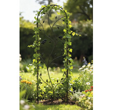 Support pour plantes grimpantes décoratif en métal avec motifs d'oiseaux et de feuilles dans un jardin, avec des fleurs.